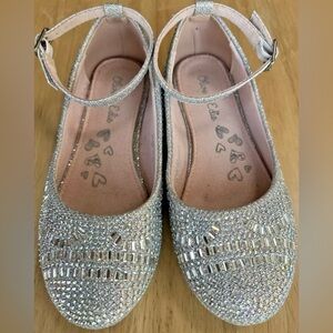 OLIVE & EDDY Silver Shimmer Flats girl’s sz 6  ankle removable strap  WORN ONCE